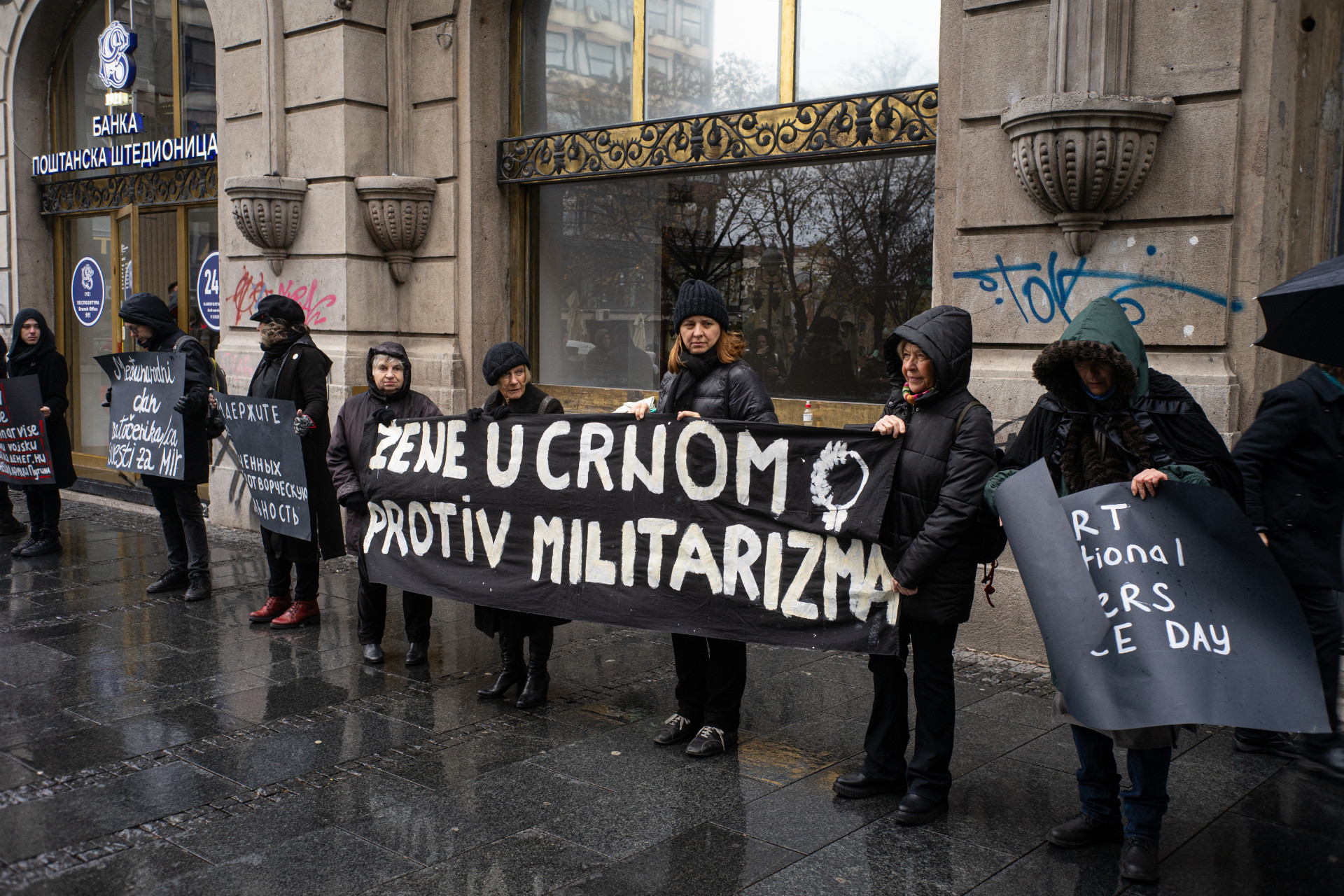 Nijedan čovek više, nijedan dinar više za Putinovu vojsku! Nijedan čovek više, nijedan dinar više za Putinovu vojsku!