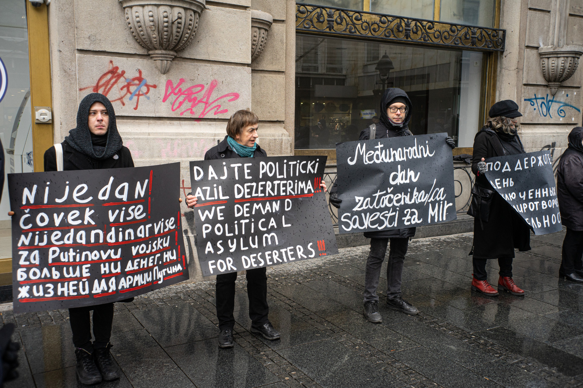 Nijedan čovek više, nijedan dinar više za Putinovu vojsku! Nijedan čovek više, nijedan dinar više za Putinovu vojsku!