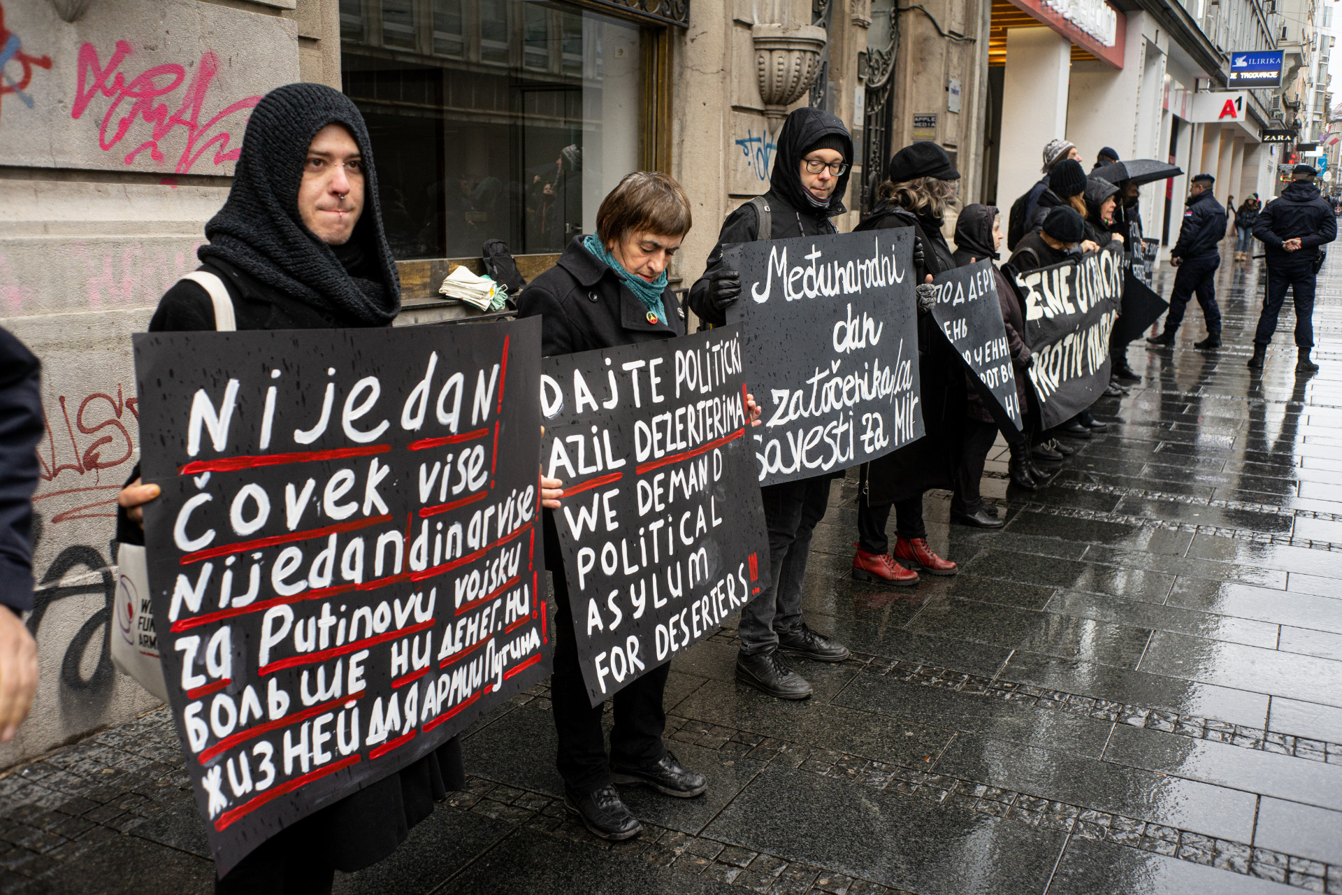 Nijedan čovek više, nijedan dinar više za Putinovu vojsku! Nijedan čovek više, nijedan dinar više za Putinovu vojsku!