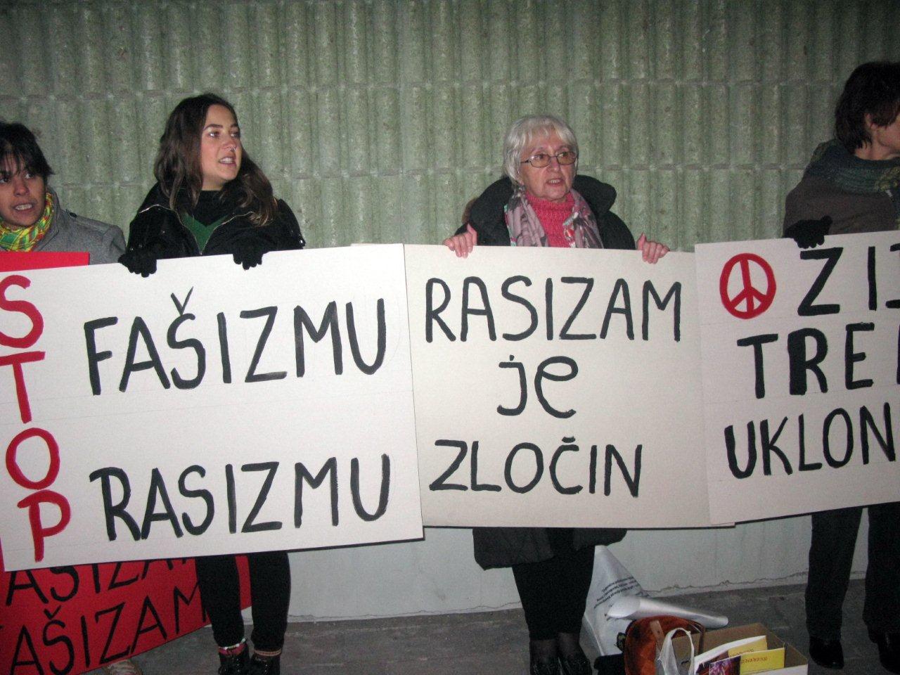 Protest kod zida oko romskog naselja Marko Orlović Protest kod zida oko romskog naselja Marko Orlović