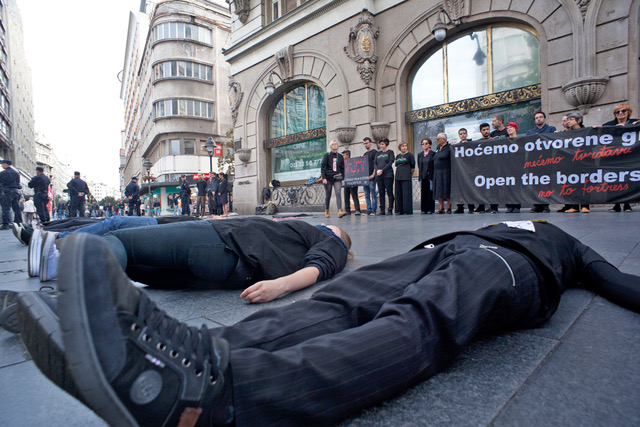 Zaustavite Rat, a ne izbeglice! Zaustavite Rat, a ne izbeglice!