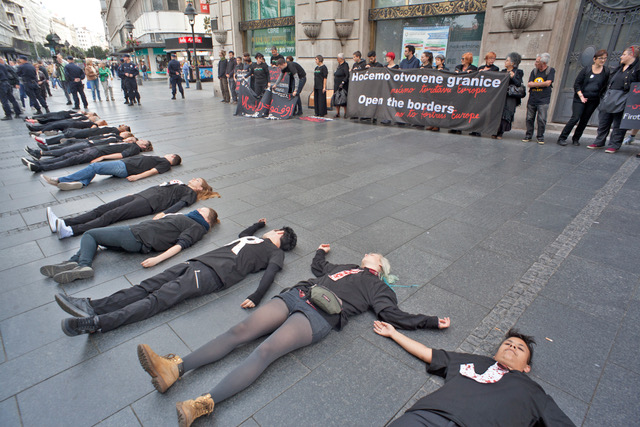 Zaustavite Rat, a ne izbeglice! Zaustavite Rat, a ne izbeglice!